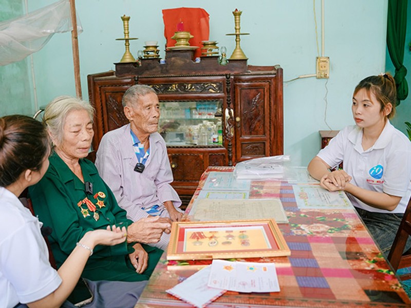 Bàn chơi Baccarat trực tiếp tại HB88 với dealer chuyên nghiệp